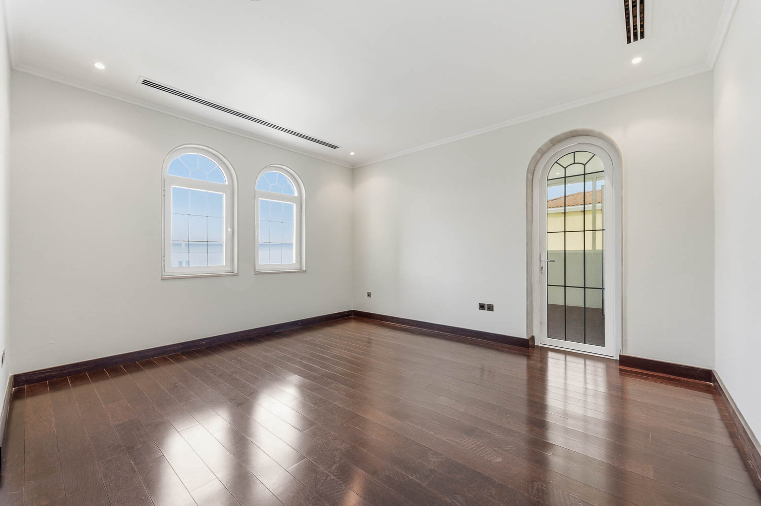 5 Bedrooms Villa in Legacy Large