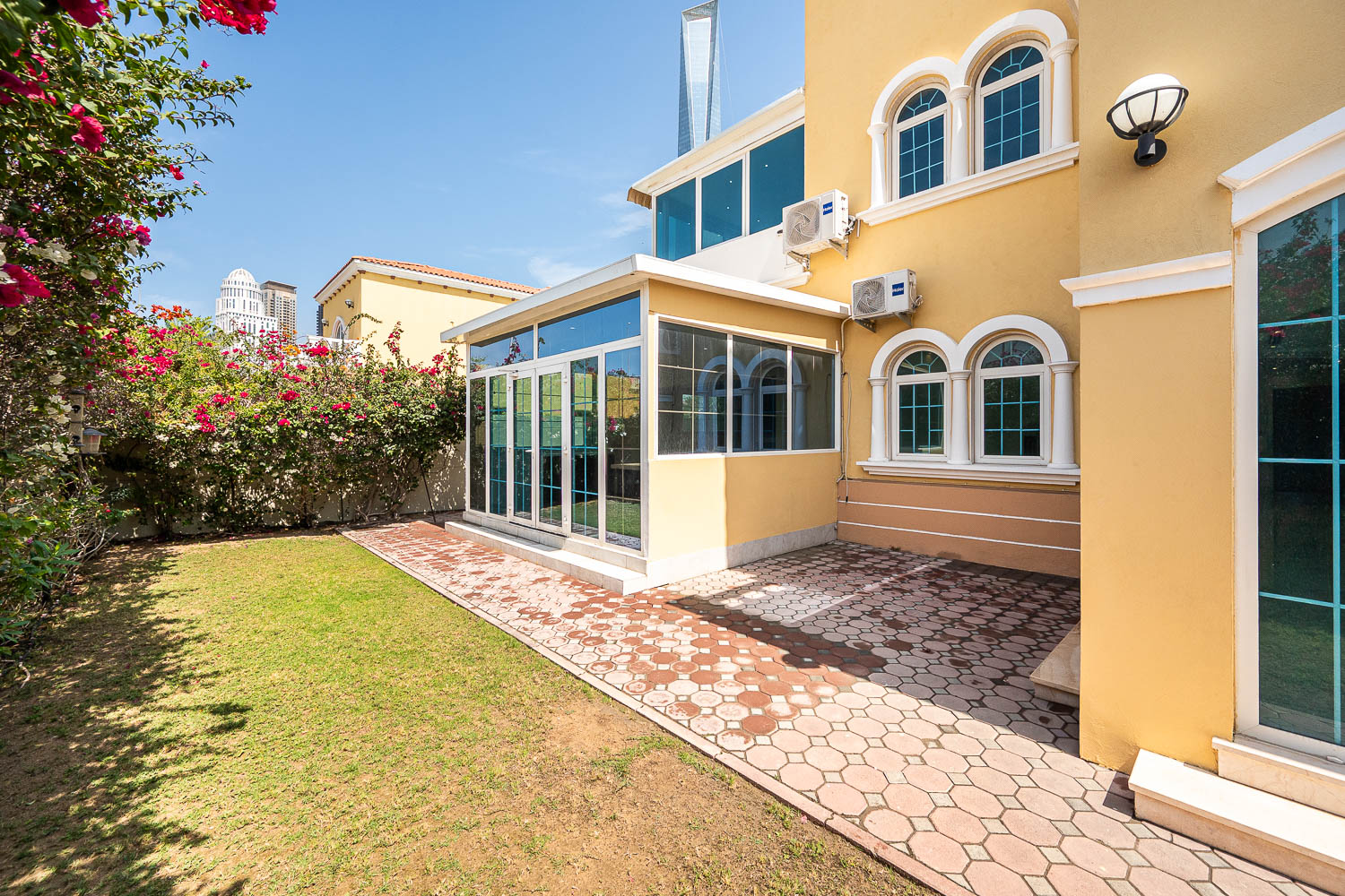 5 Bedrooms Villa in Legacy Large