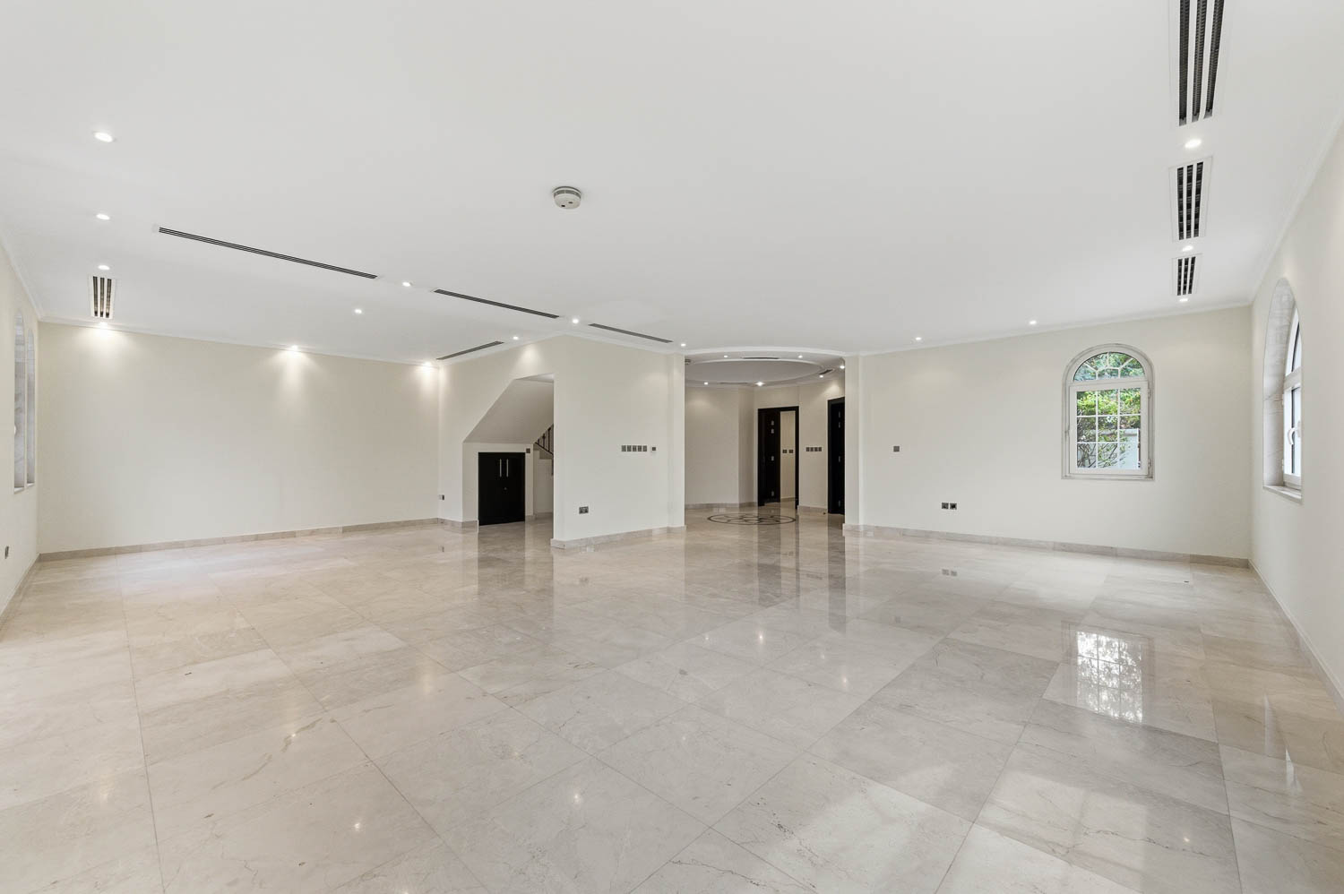 5 Bedrooms Villa in Legacy Large