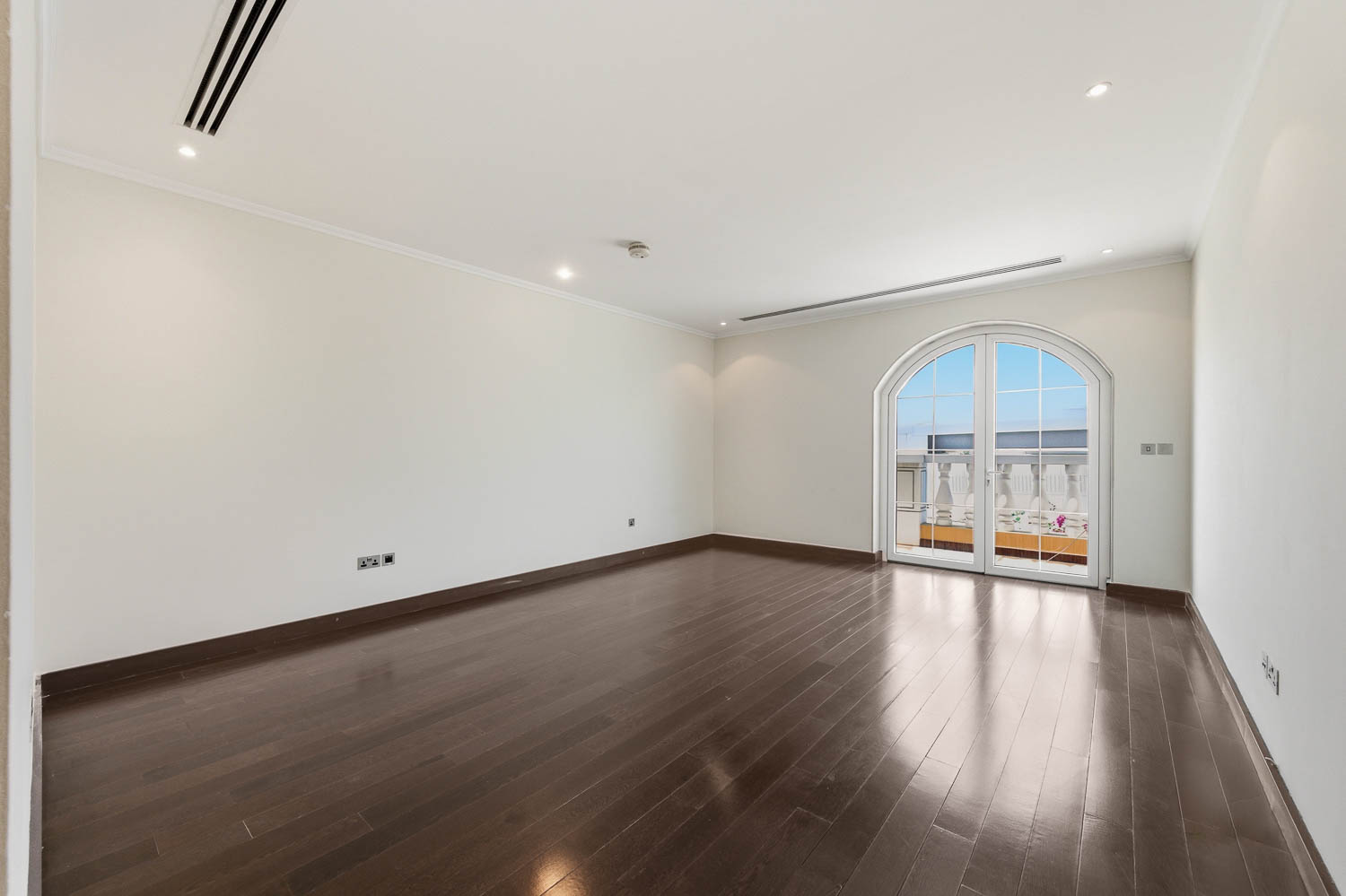 5 Bedrooms Villa in Legacy Large