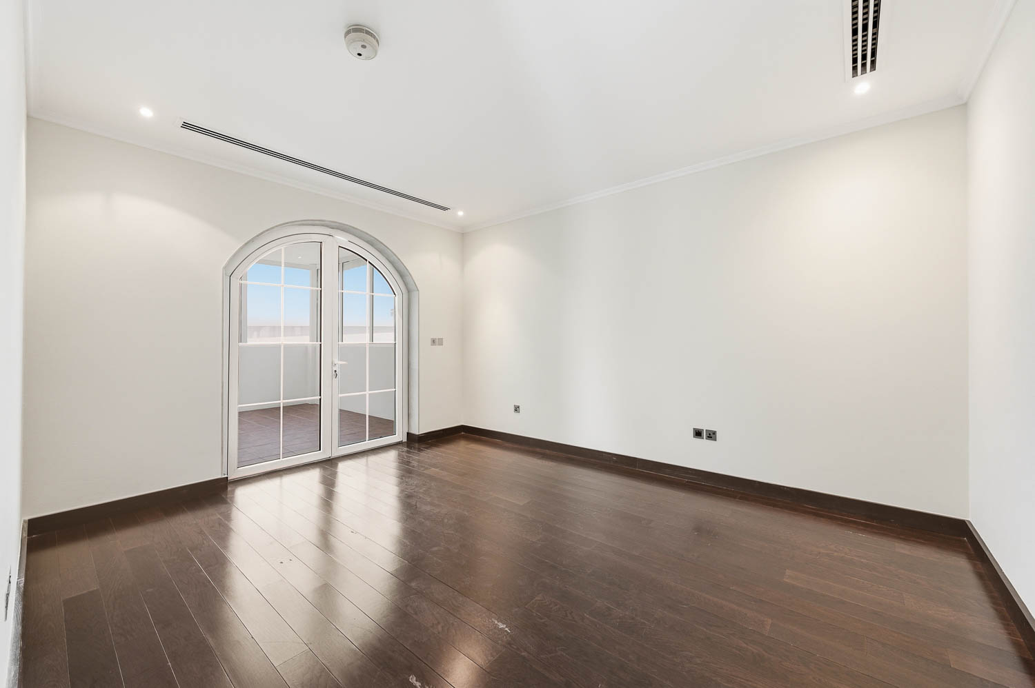 5 Bedrooms Villa in Legacy Large