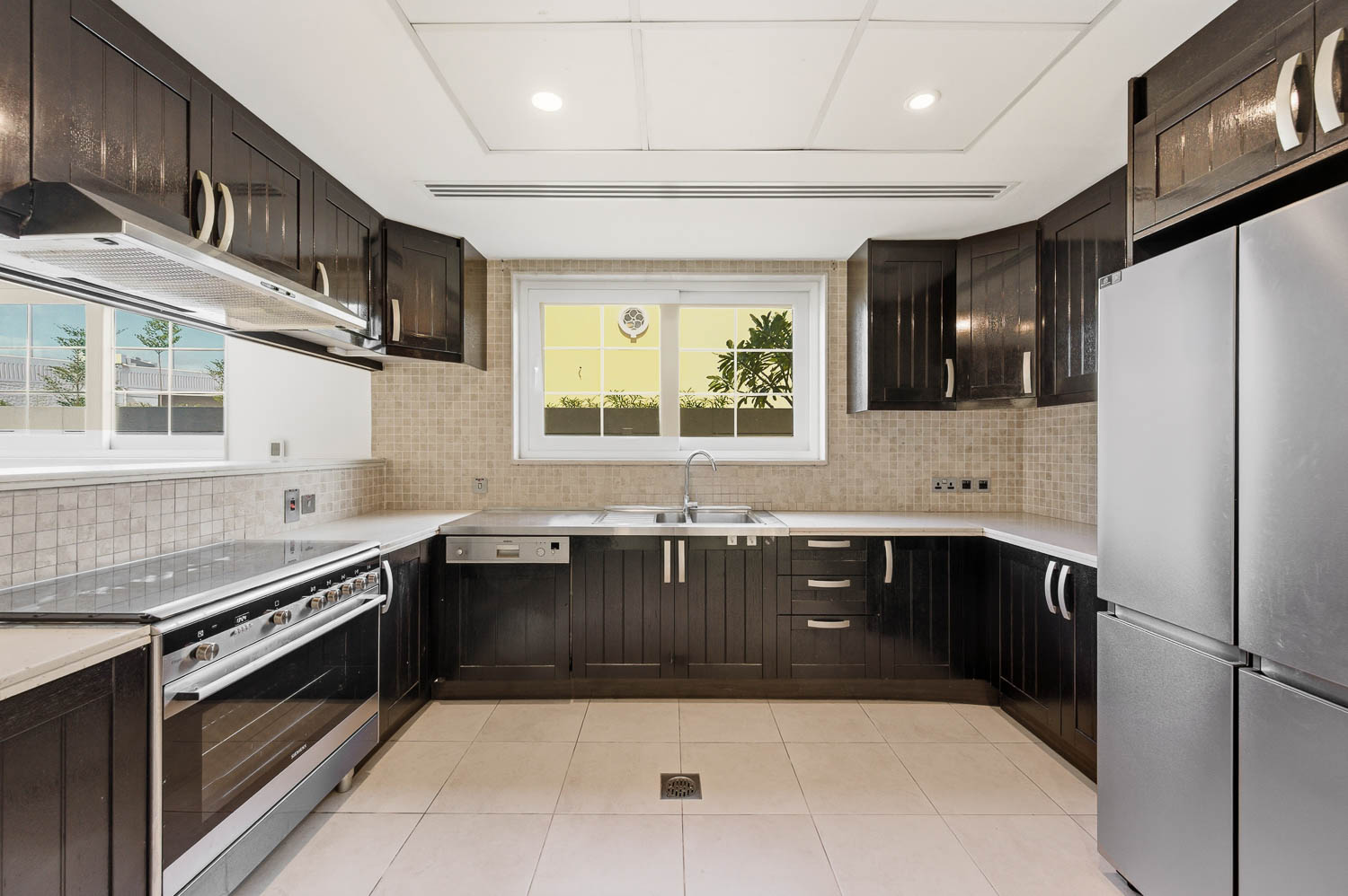 5 Bedrooms Villa in Legacy Large