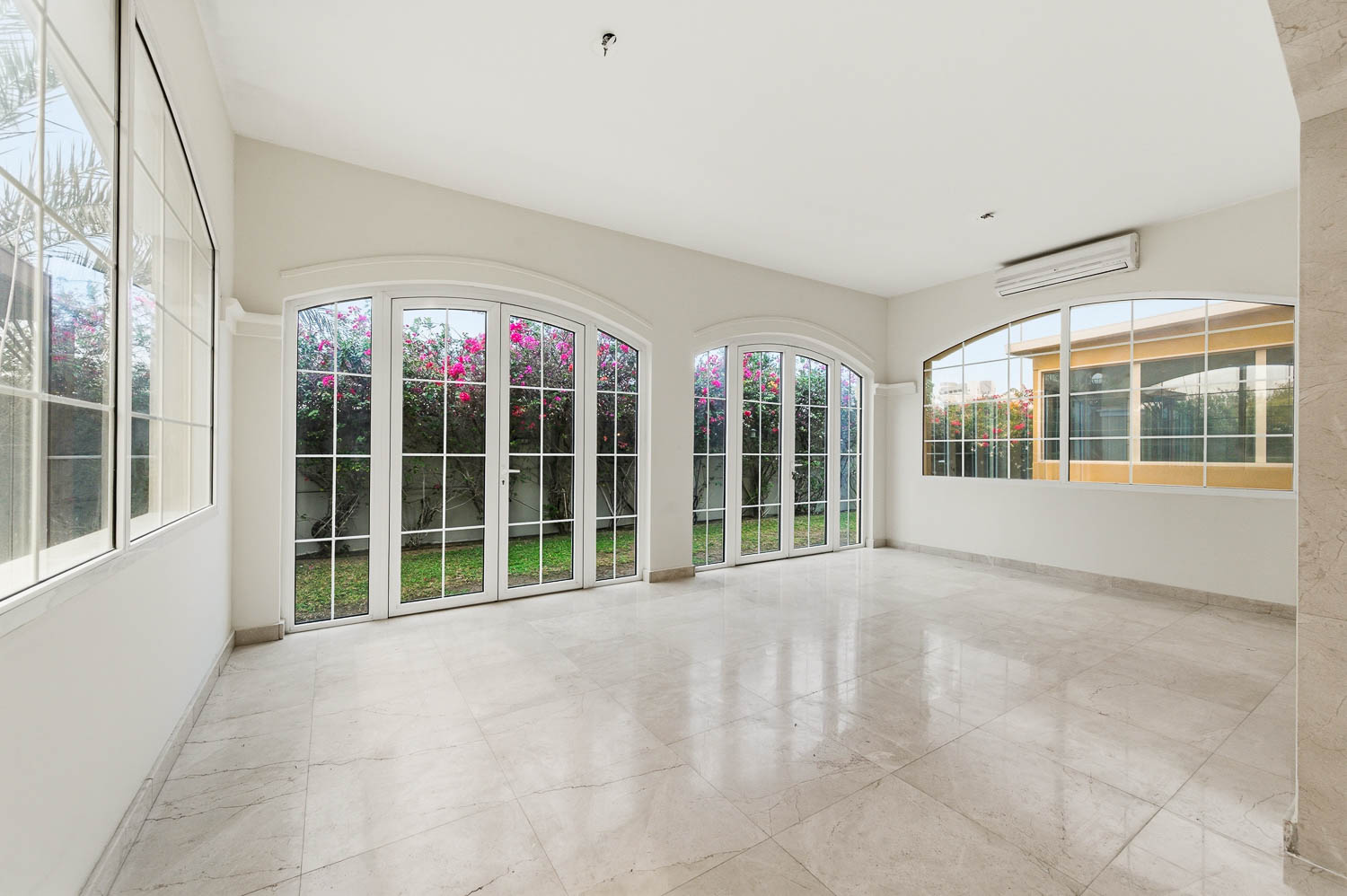 5 Bedrooms Villa in Legacy Large