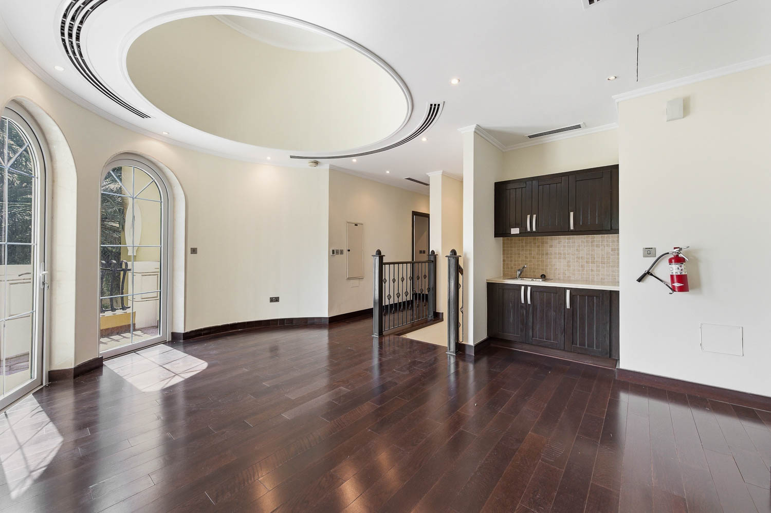 5 Bedrooms Villa in Legacy Large