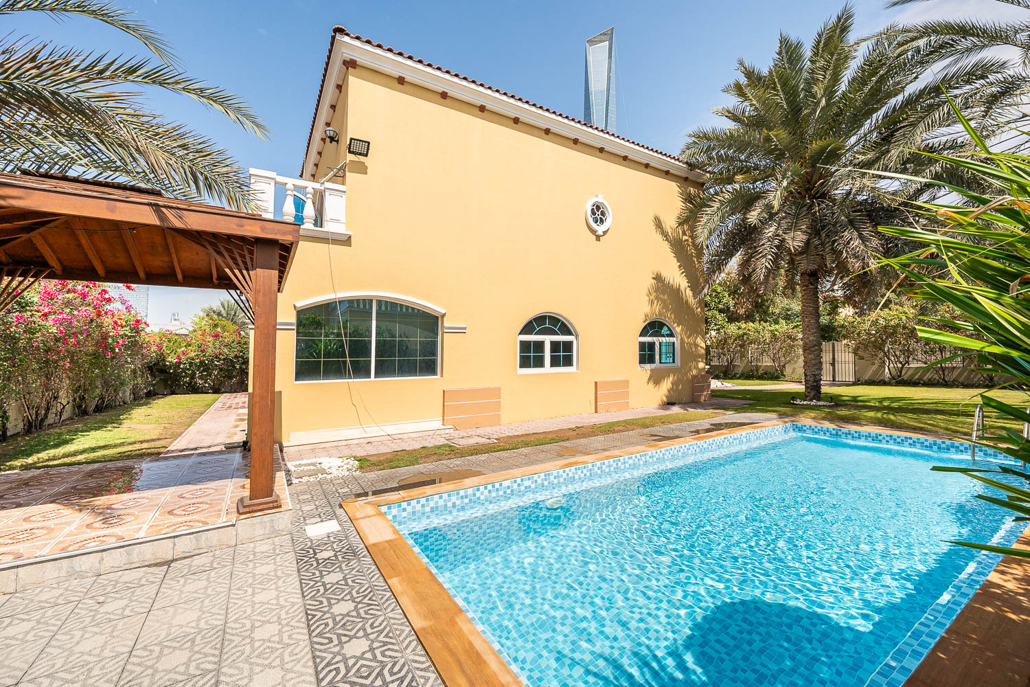 5 Bedrooms Villa in Legacy Large