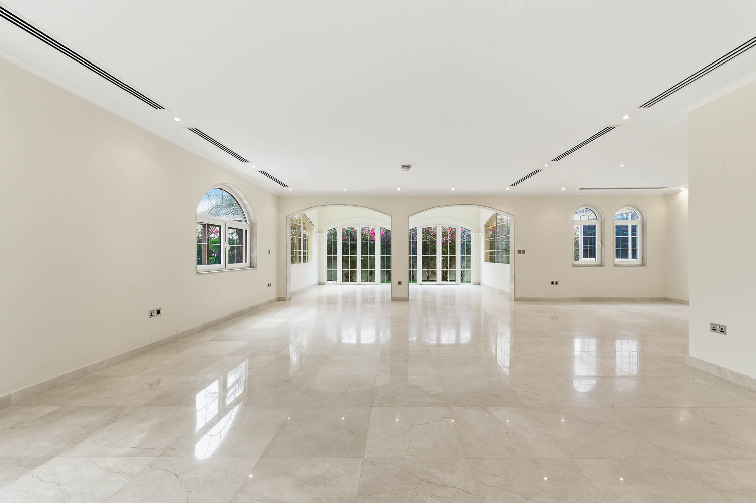 5 Bedrooms Villa in Legacy Large