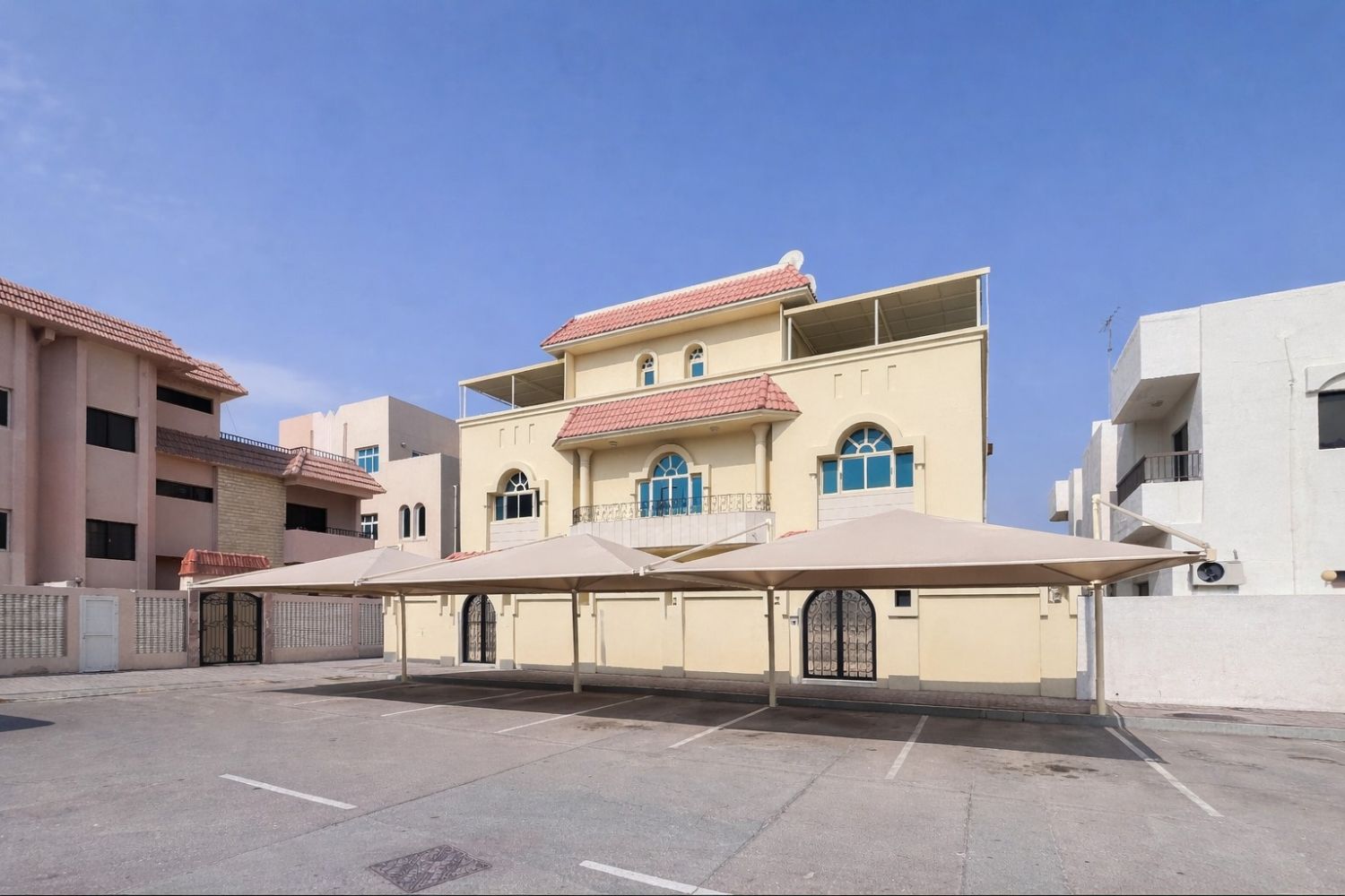 7 Bedrooms Villa in Hadbat Al Zafranah