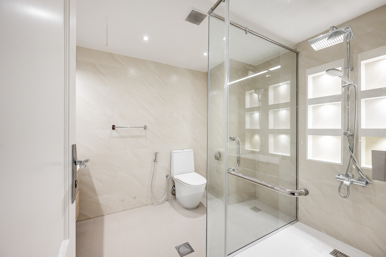 5 Bedrooms Villa in Umm Suqeim 2 Villas