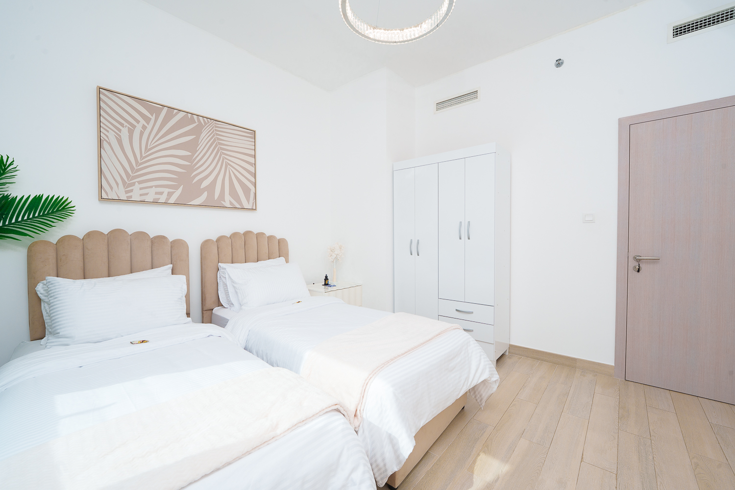 2 Bedrooms Apartment in Waters Edge