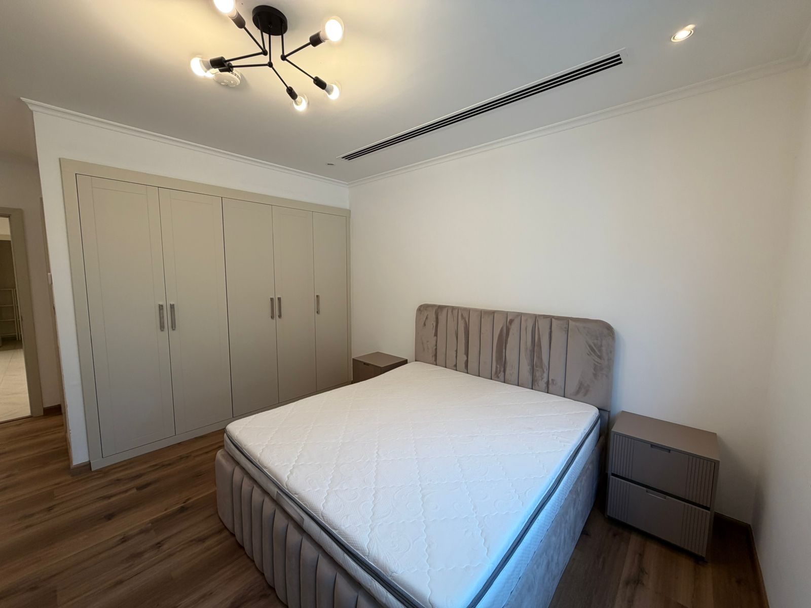 5 Bedrooms Villa in Legacy Large