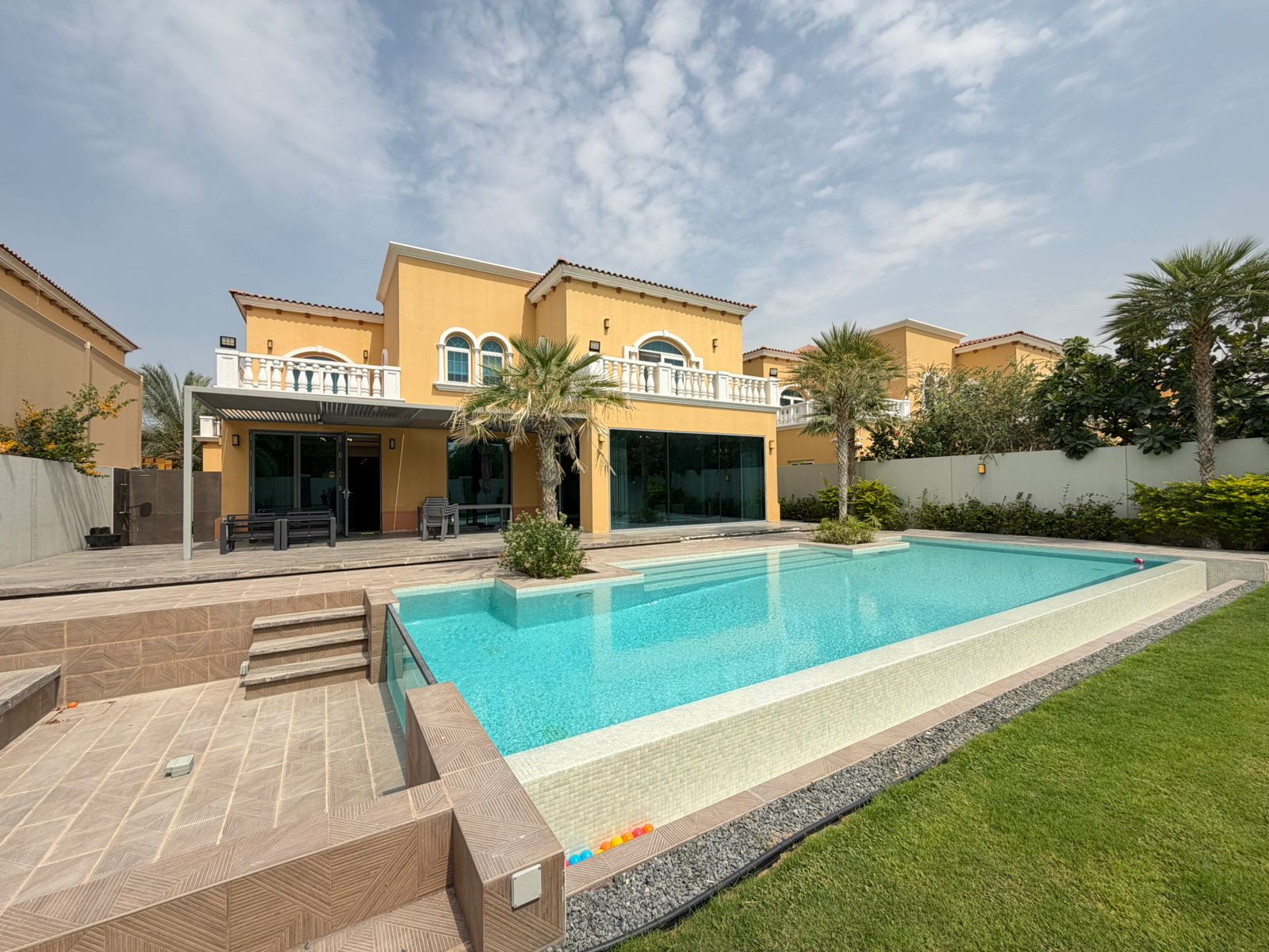 5 Bedrooms Villa in Legacy Large