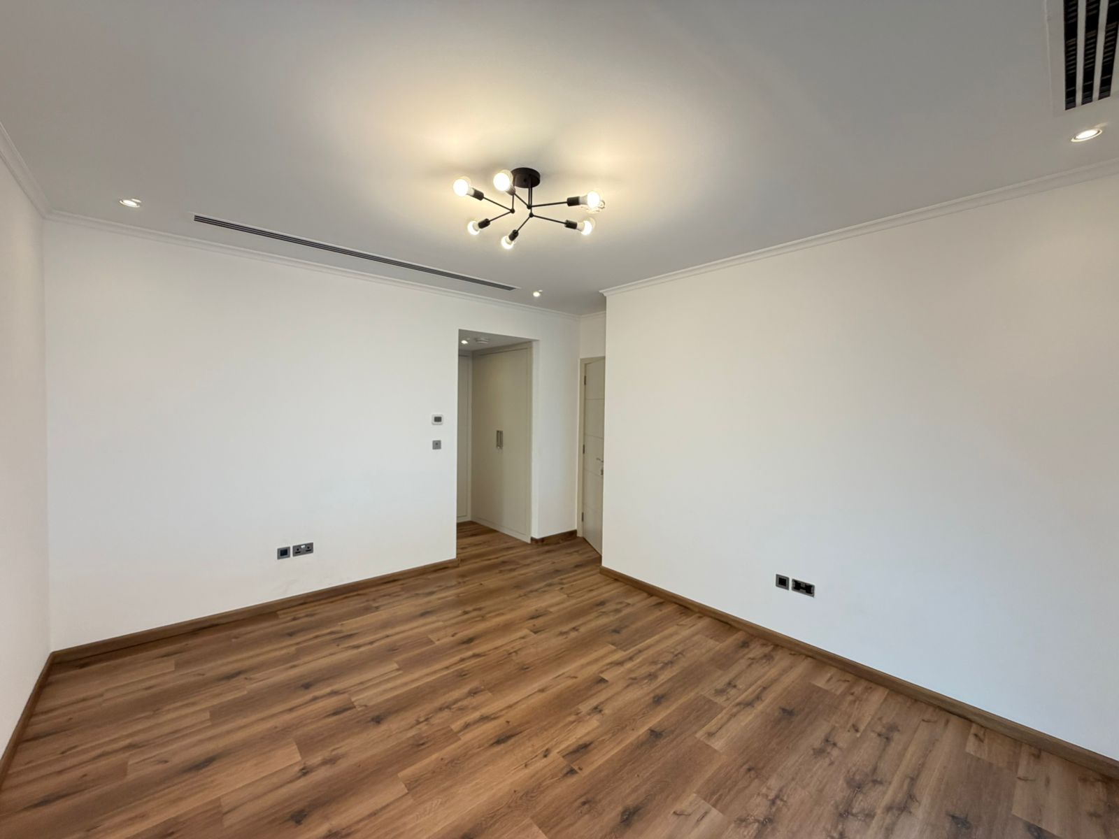 5 Bedrooms Villa in Legacy Large