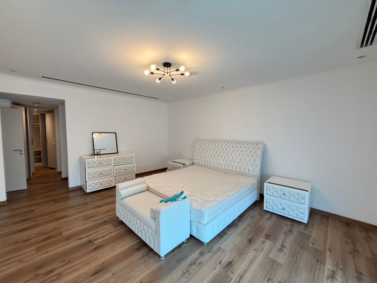 5 Bedrooms Villa in Legacy Large