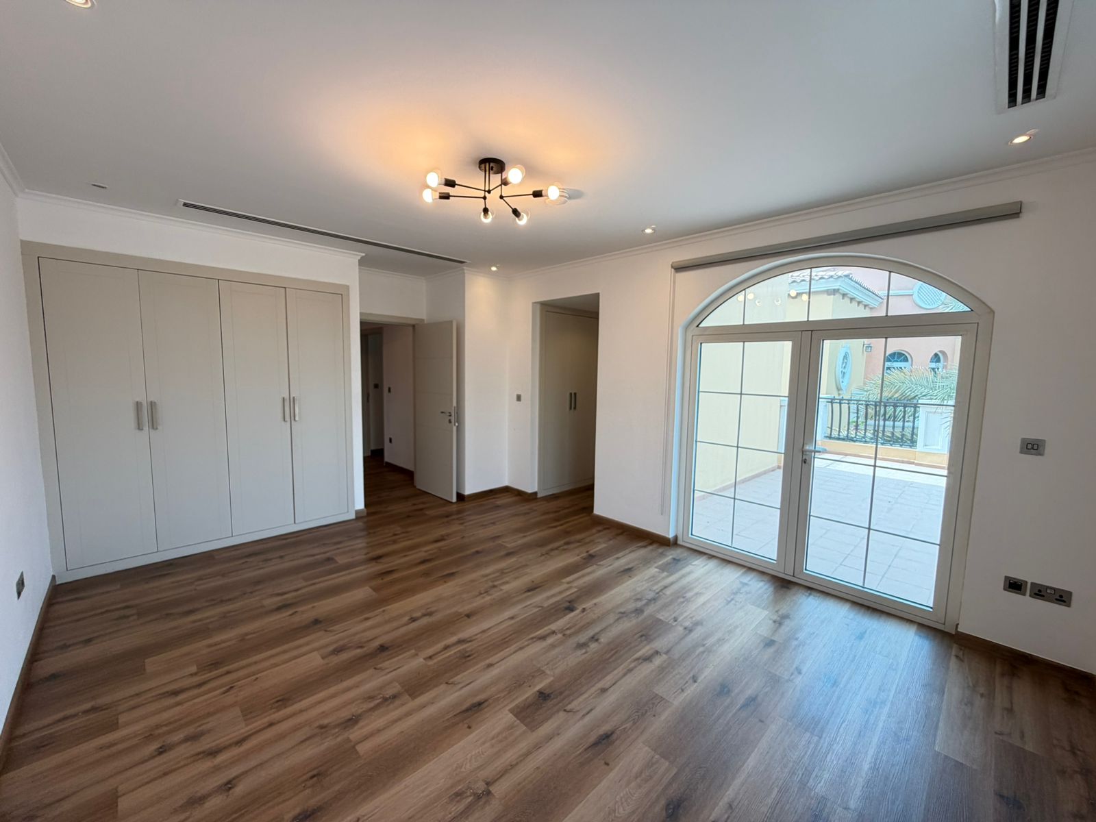 5 Bedrooms Villa in Legacy Large