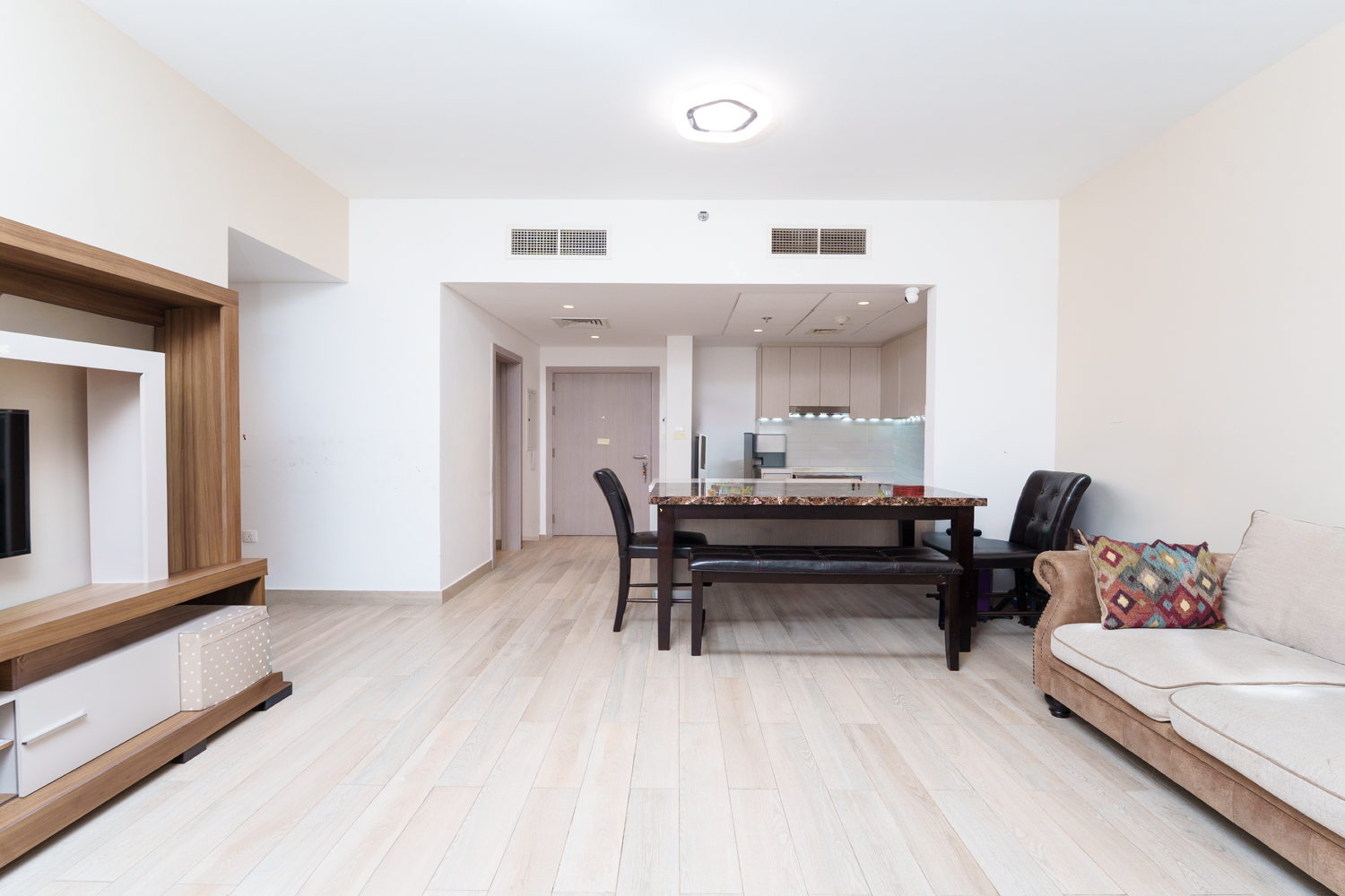 2 Bedrooms Apartment in Waters Edge