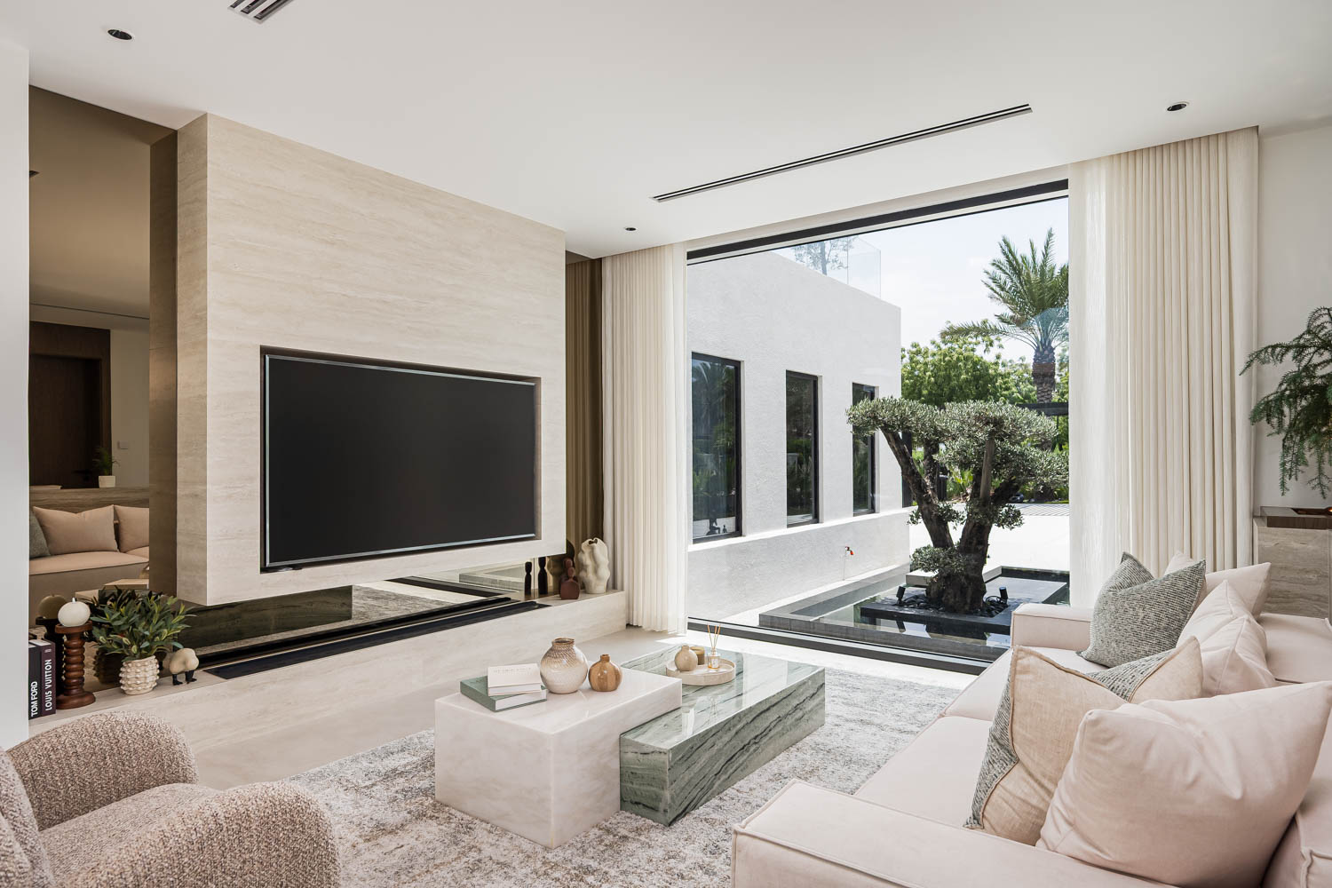 5 Bedrooms Villa in Entertainment Foyer