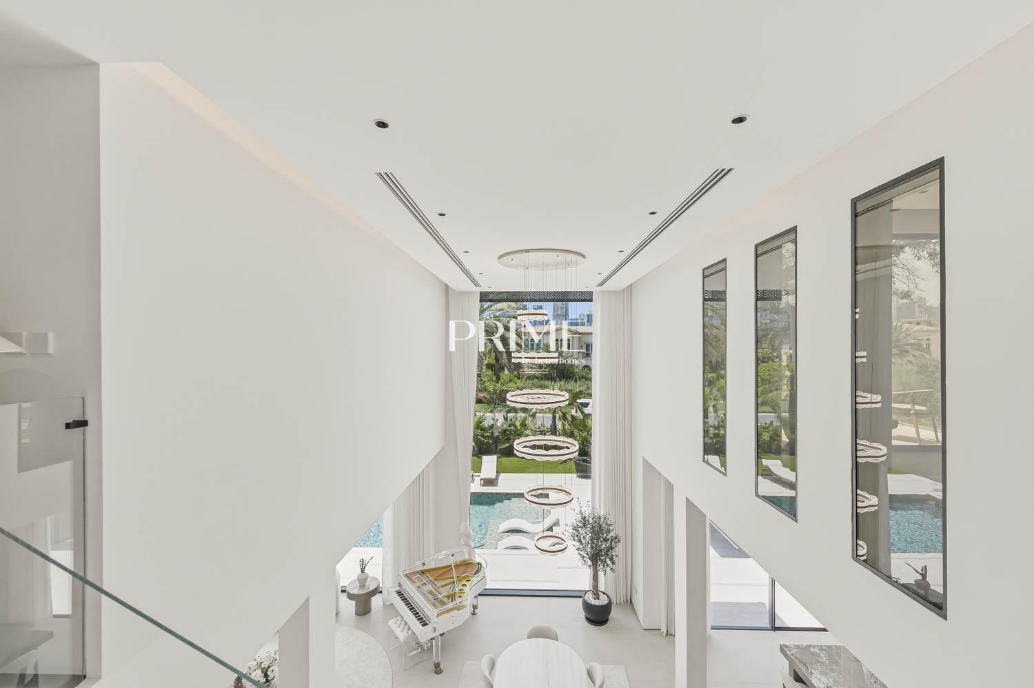 5 Bedrooms Villa in Entertainment Foyer