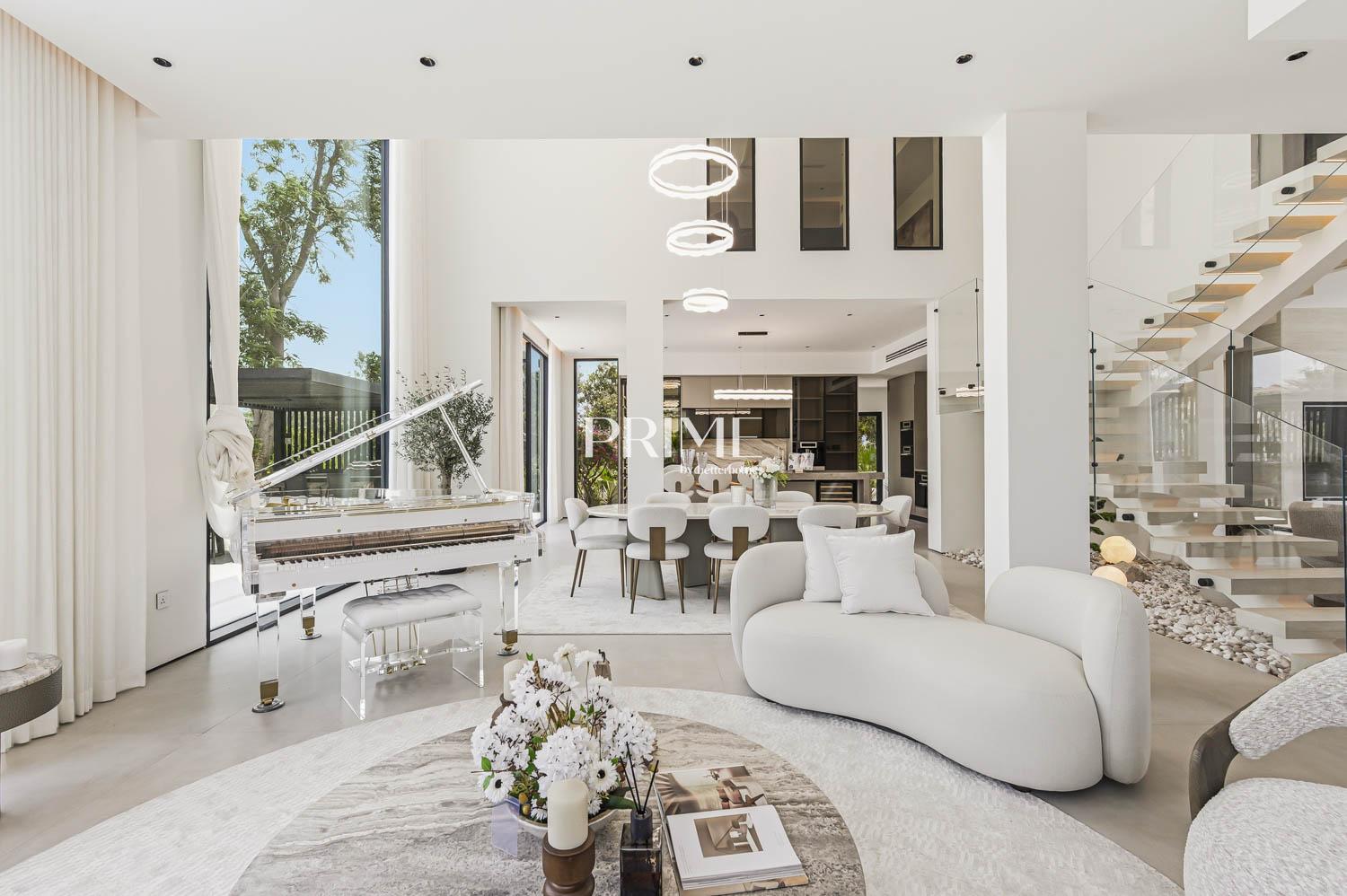 5 Bedrooms Villa in Entertainment Foyer