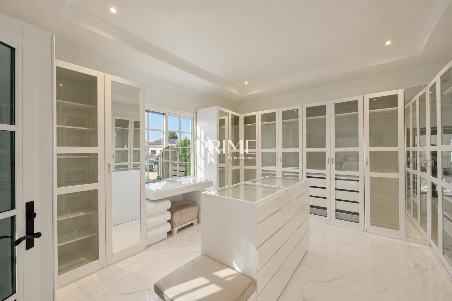 5 Bedrooms Villa in Flame Tree Ridge