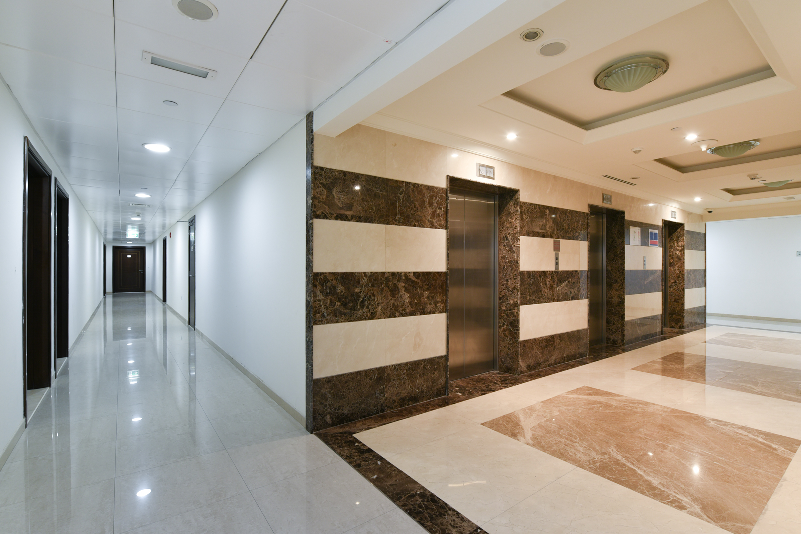 Furnished | 933 sqft | 3 Parking | Washroom inside