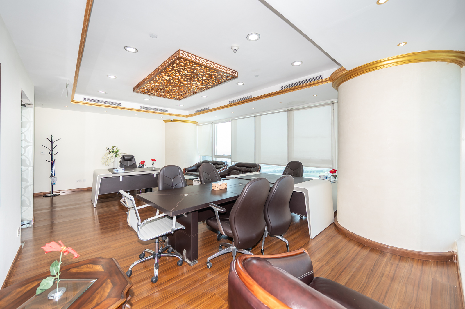 Furnished | 933 sqft | 3 Parking | Washroom inside