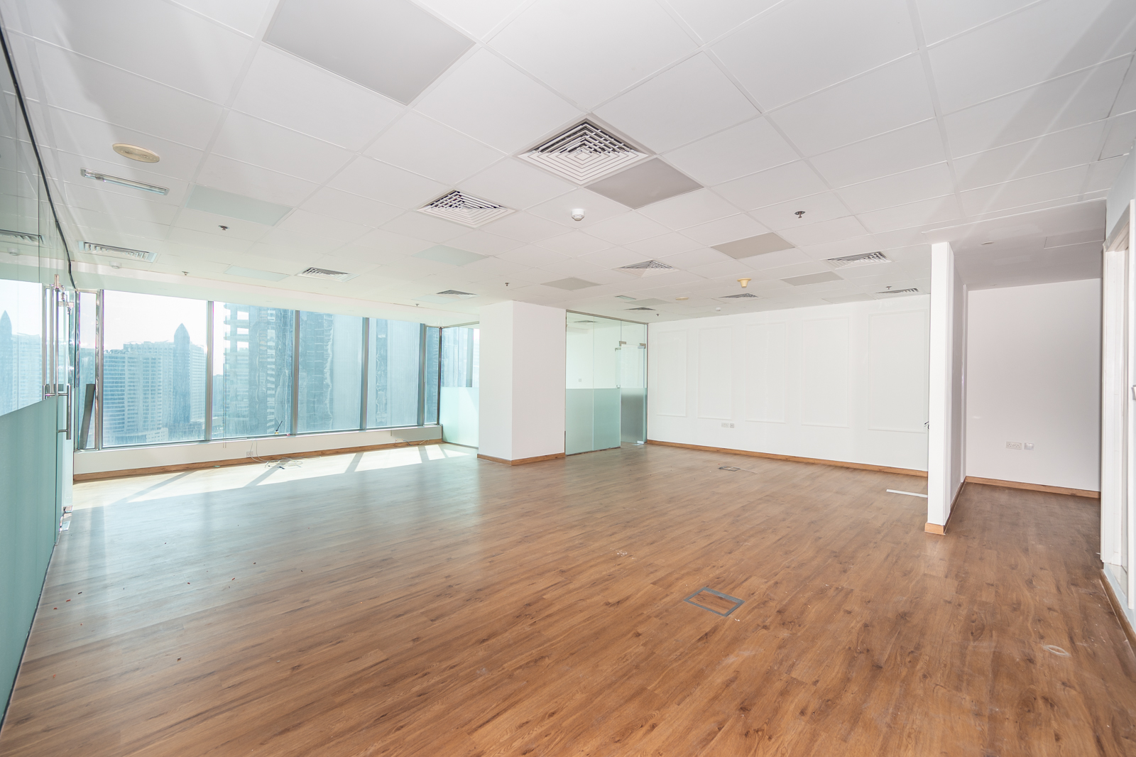 Vacant | Canal view | Fitted | 2 parking bays