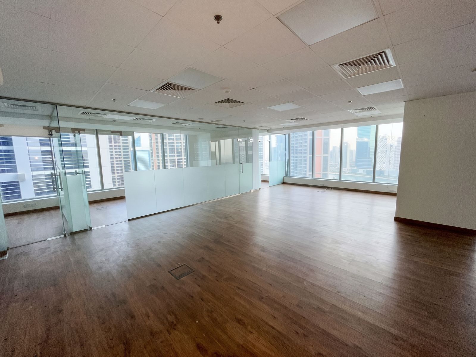 Vacant | Canal view | Fitted | 2 parking bays