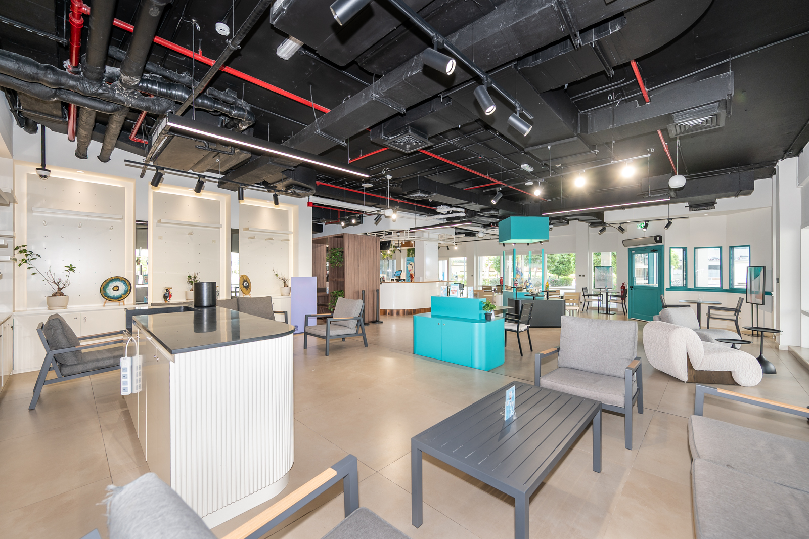 Spacious unit | High Power | 5 Parkings | Vacant