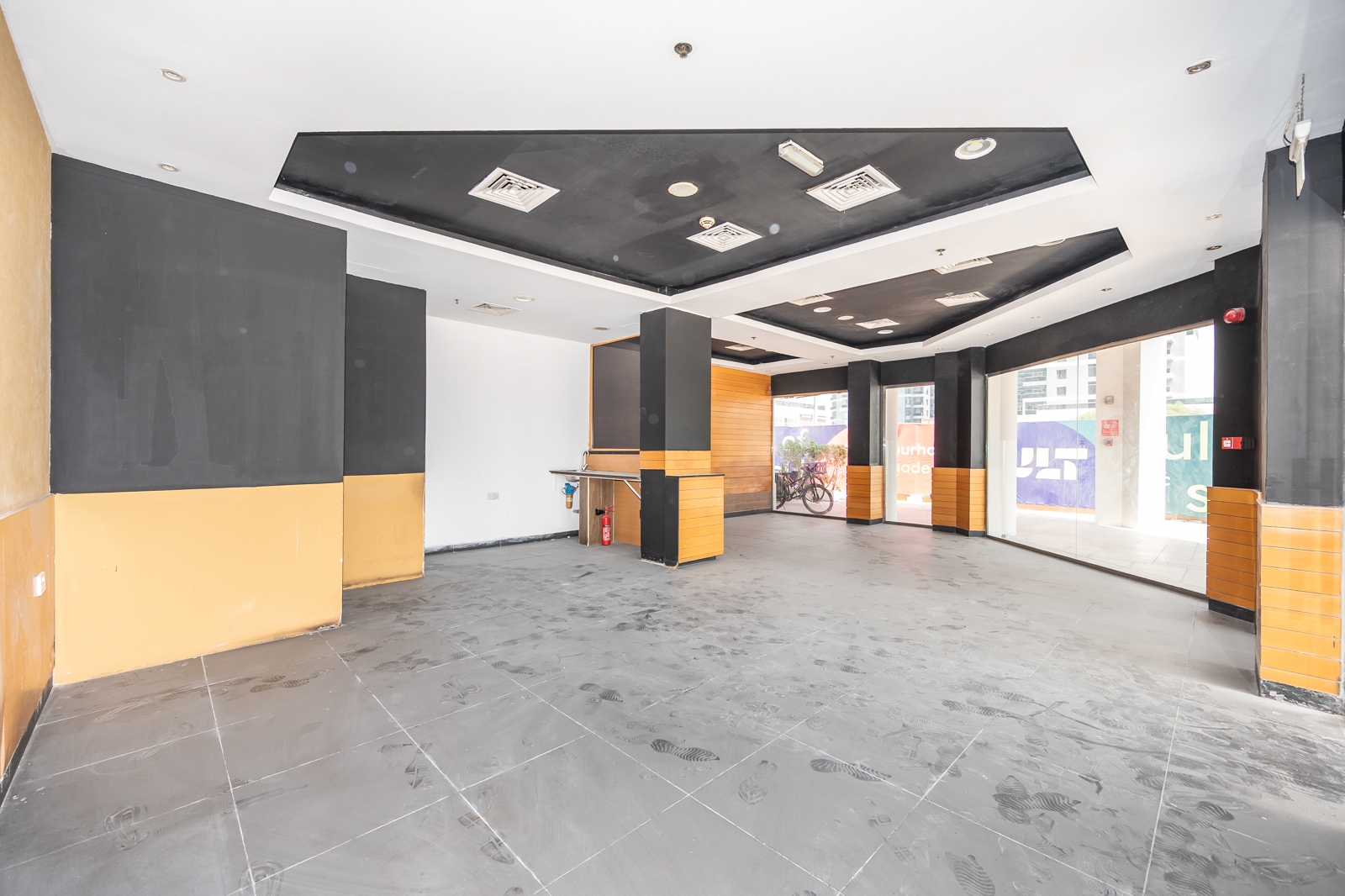 Fitted | High Visibility | F&B Suitable