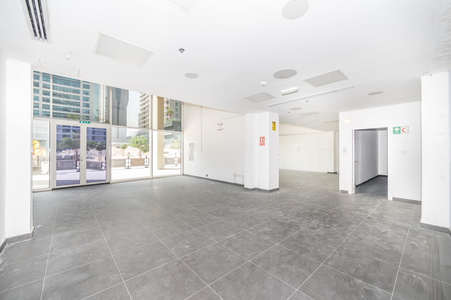 Fully Fitted Units | High Ceiling | Ready