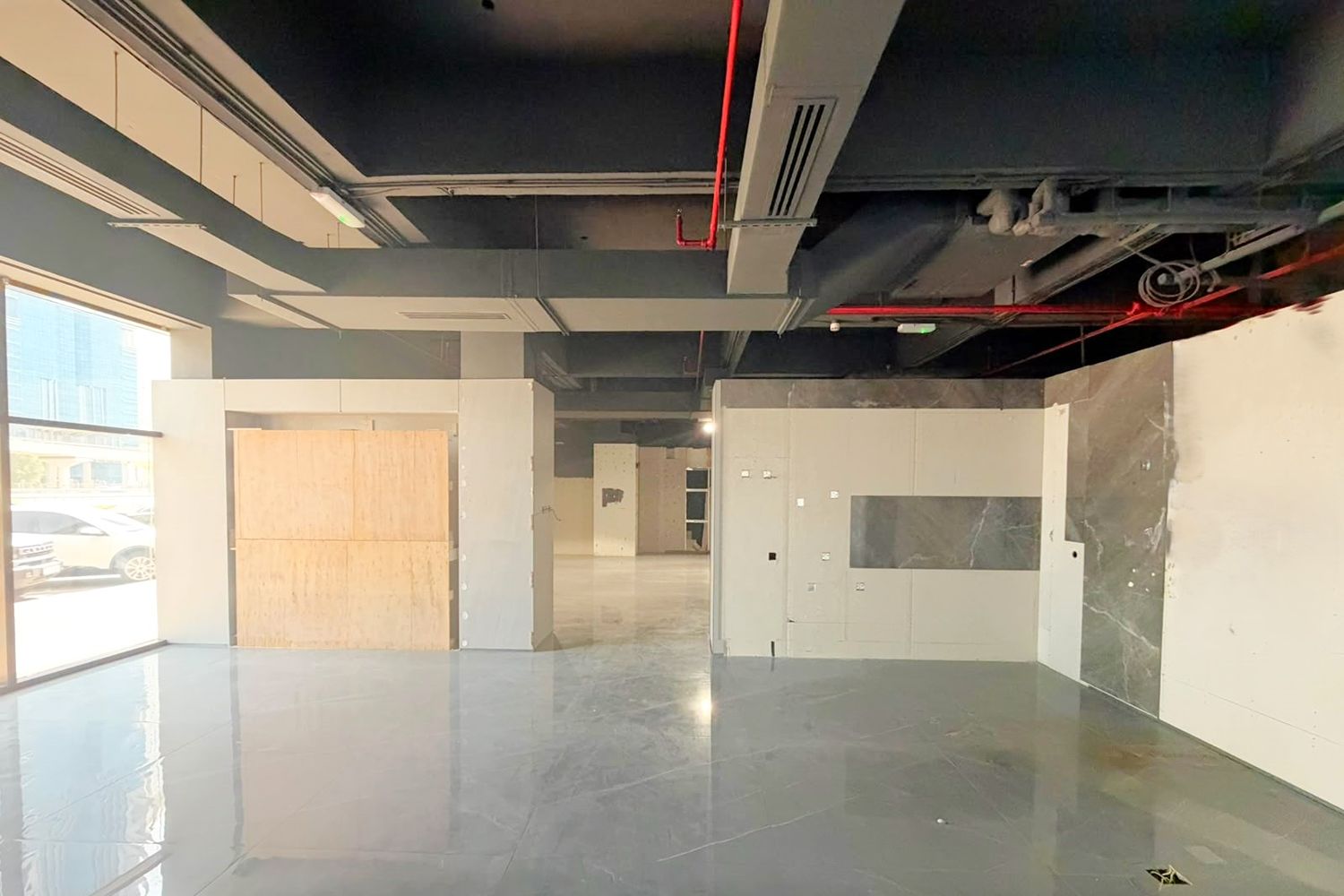 Road Facing Showroom | At the Metro Station