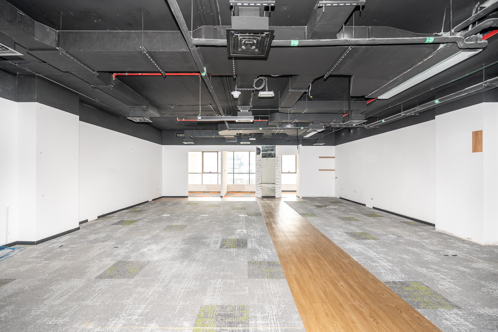 Office for rent in Al Garhoud Business Center at 255,000 AED per year