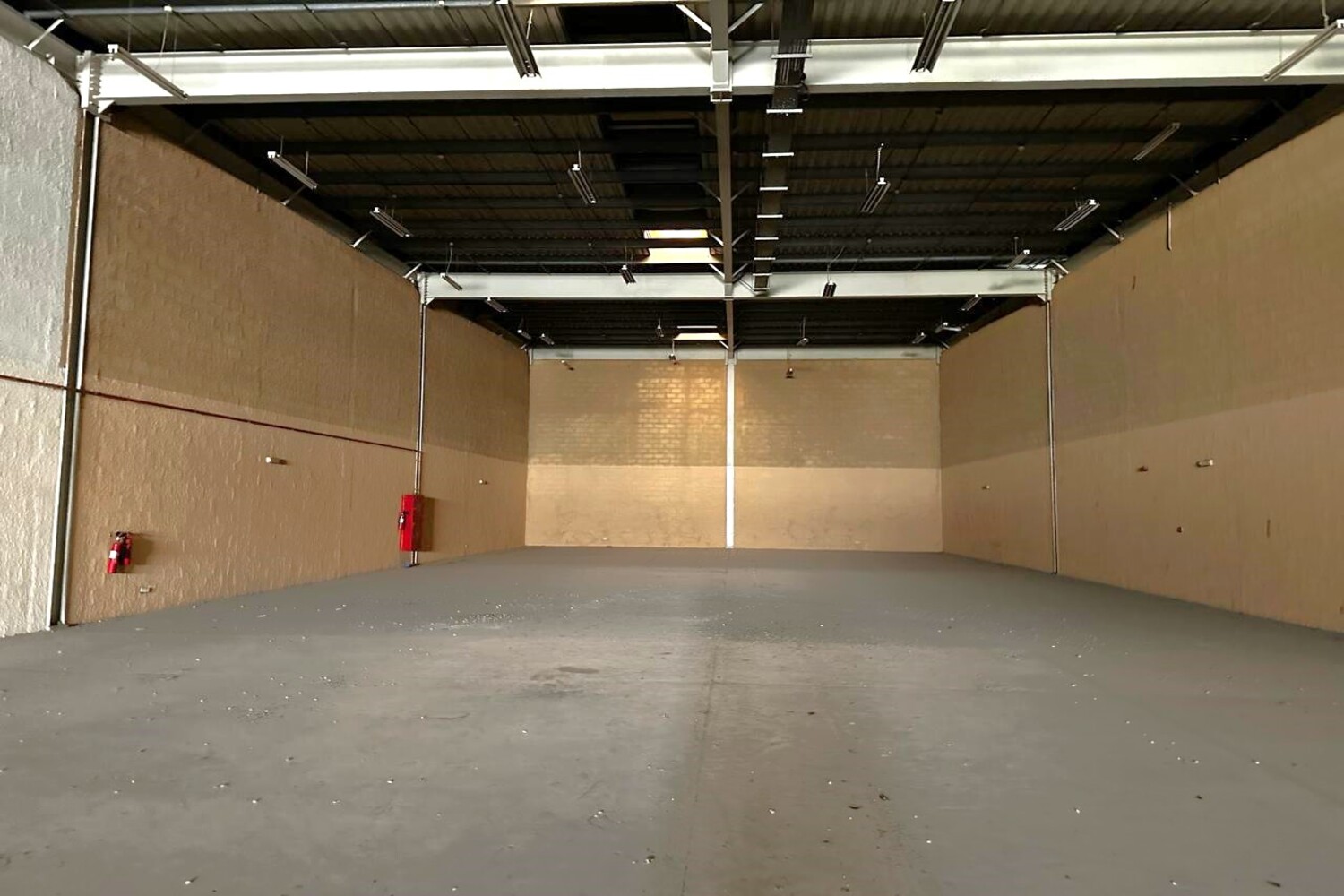 Warehouse for rent in Ras Al Khor Industrial 1 at 80 AED per year