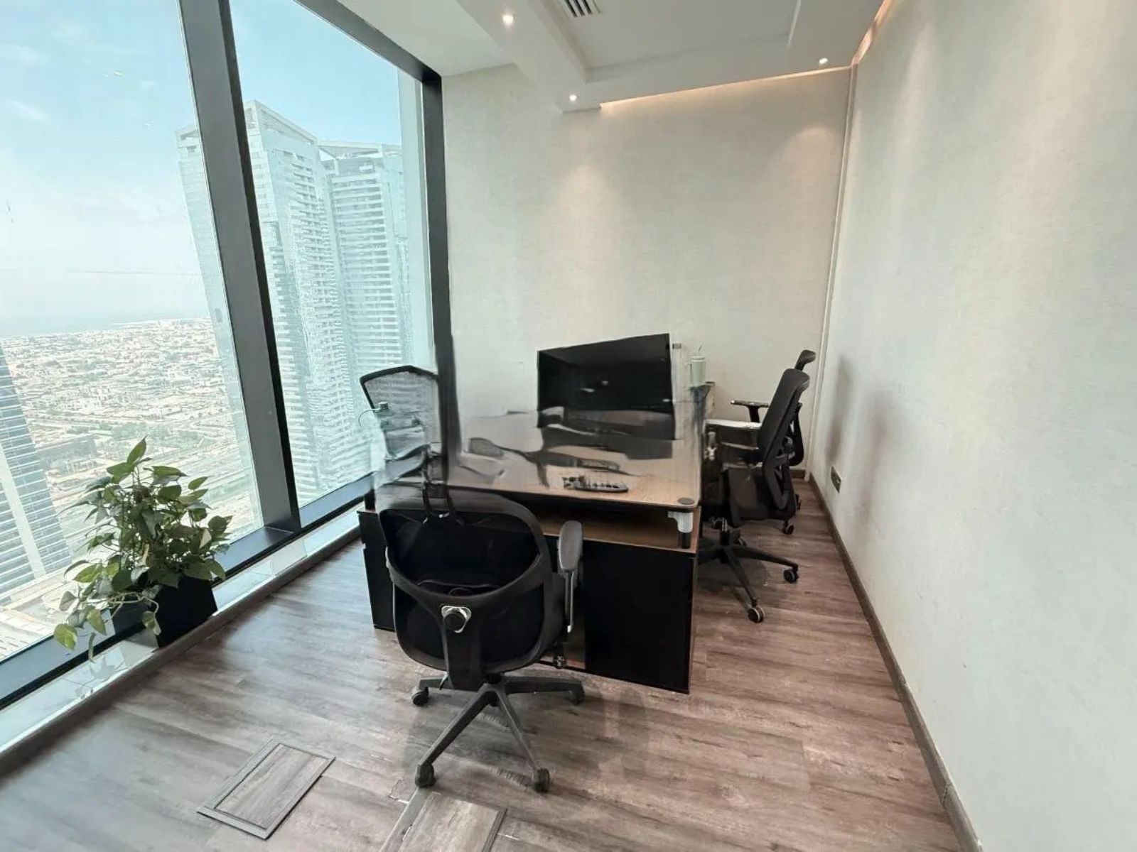 Office for rent in Iris Bay at 300,000 AED per year
