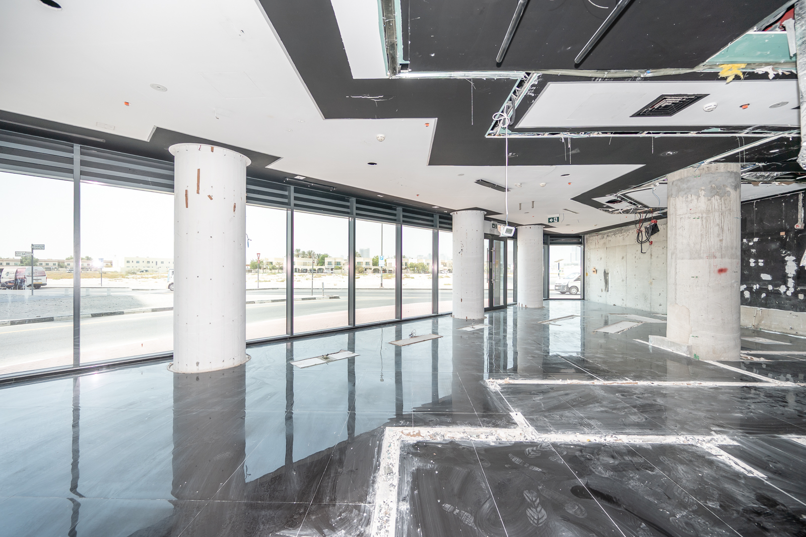 Premium Showroom | Floor to Ceiling Glass