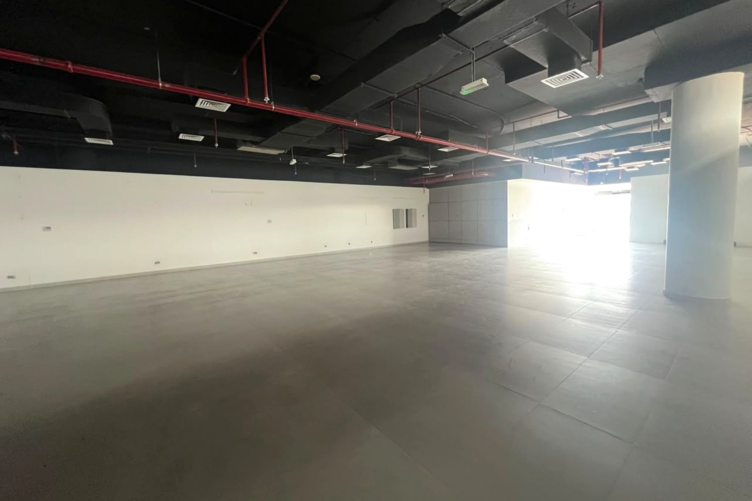 Showroom | Main Road | Close to Metro
