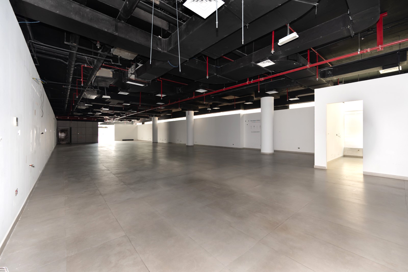 Showroom | Main Road | Close to Metro