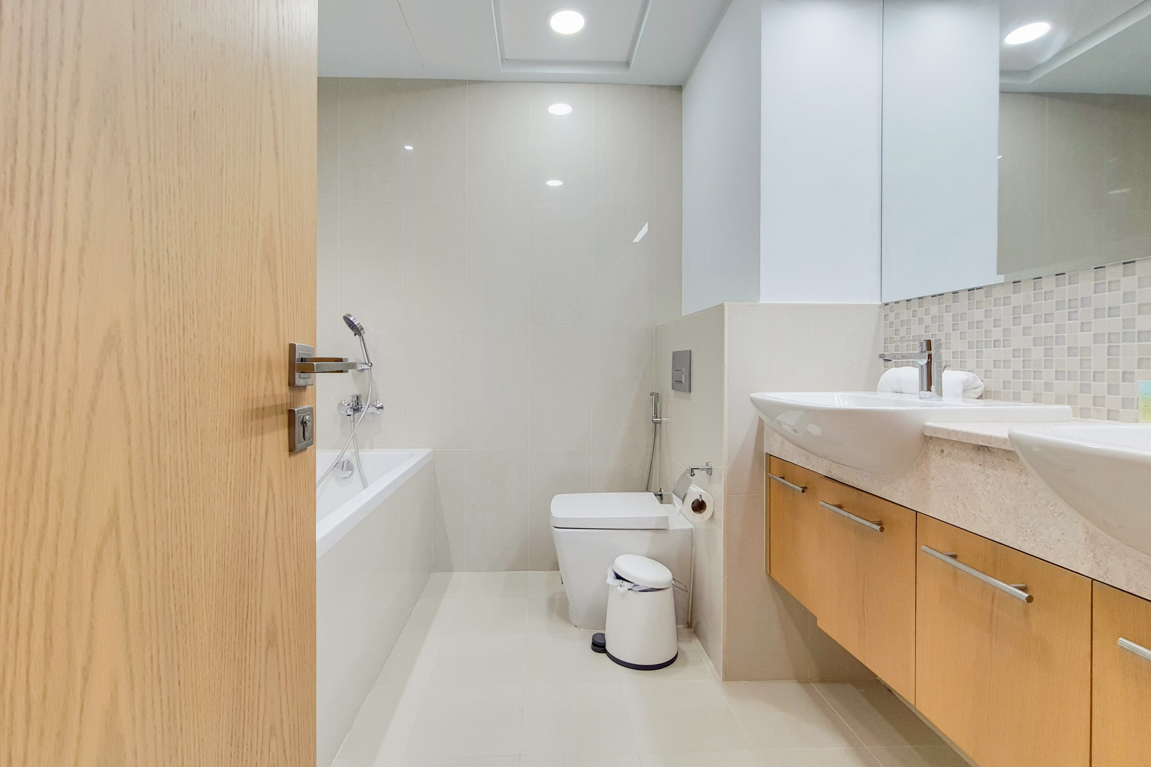 2 Bedrooms Apartment in Bellevue Tower 1