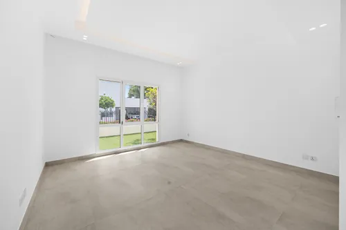 5 Bedrooms Villa in Meadows 5