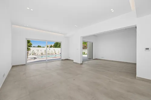 5 Bedrooms Villa in Meadows 5