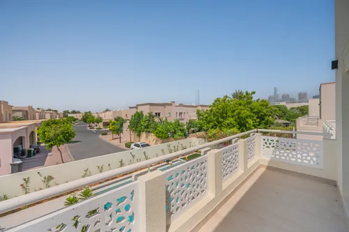 5 Bedrooms Villa in Meadows 5
