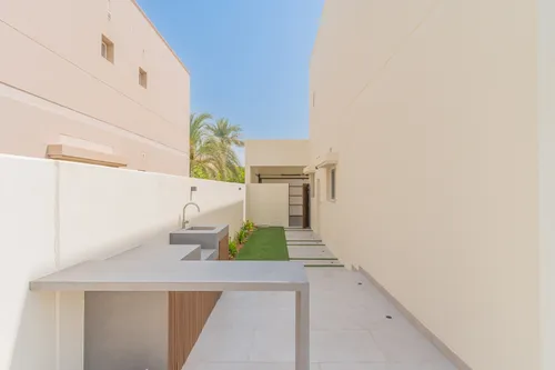 5 Bedrooms Villa in Meadows 5