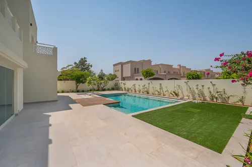 5 Bedrooms Villa in Meadows 5