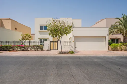 5 Bedrooms Villa in Meadows 5