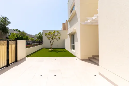 5 Bedrooms Villa in Meadows 5