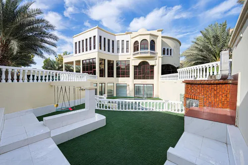 8 Bedrooms Villa in Sector E