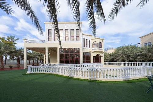 8 Bedrooms Villa in Sector E