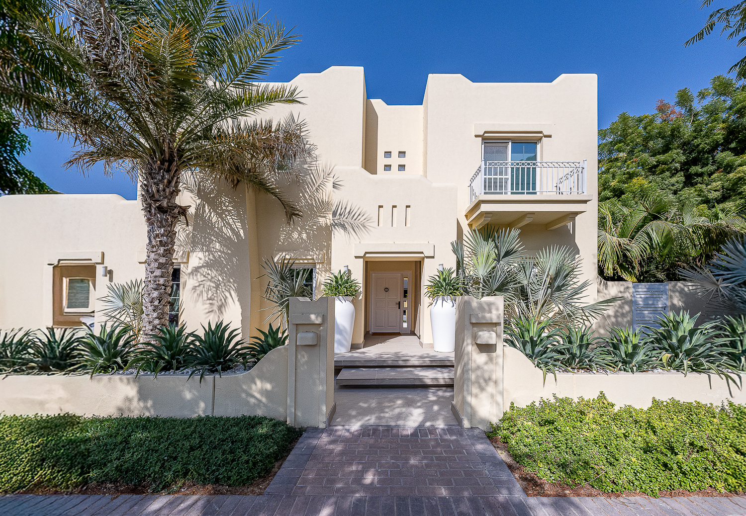 6 Bedrooms Villa in 1 Street, Terra Nova