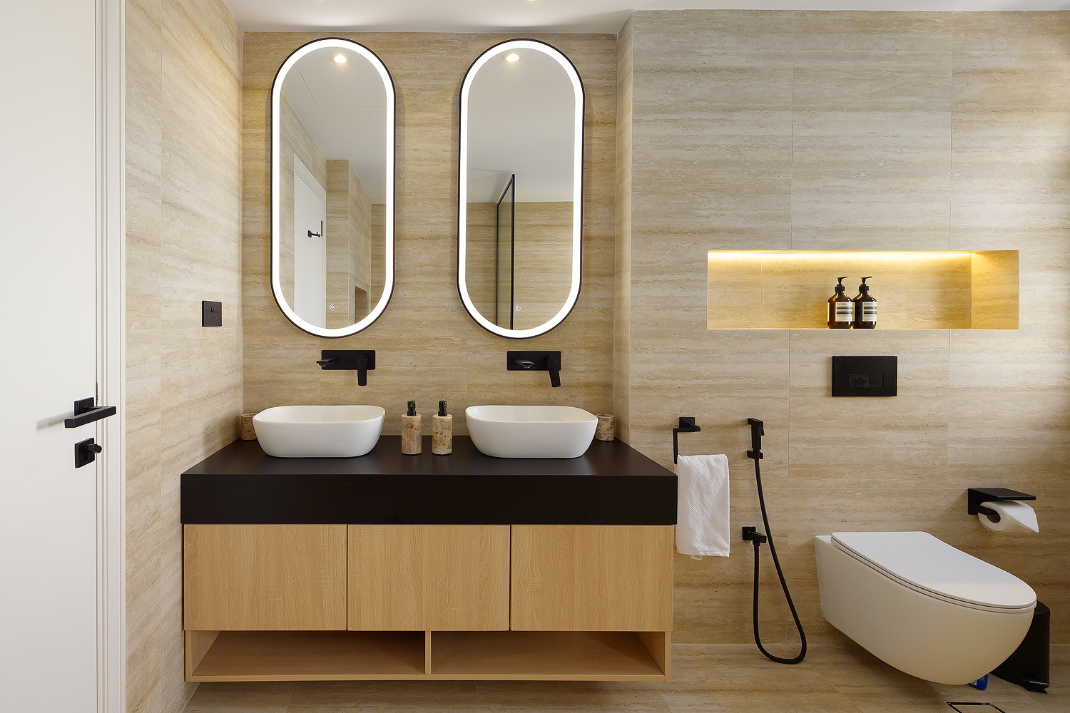 6 Bedrooms Villa in 1 Street, Terra Nova