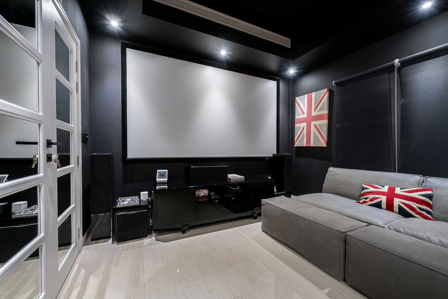 6 Bedrooms Villa in 1 Street, Terra Nova